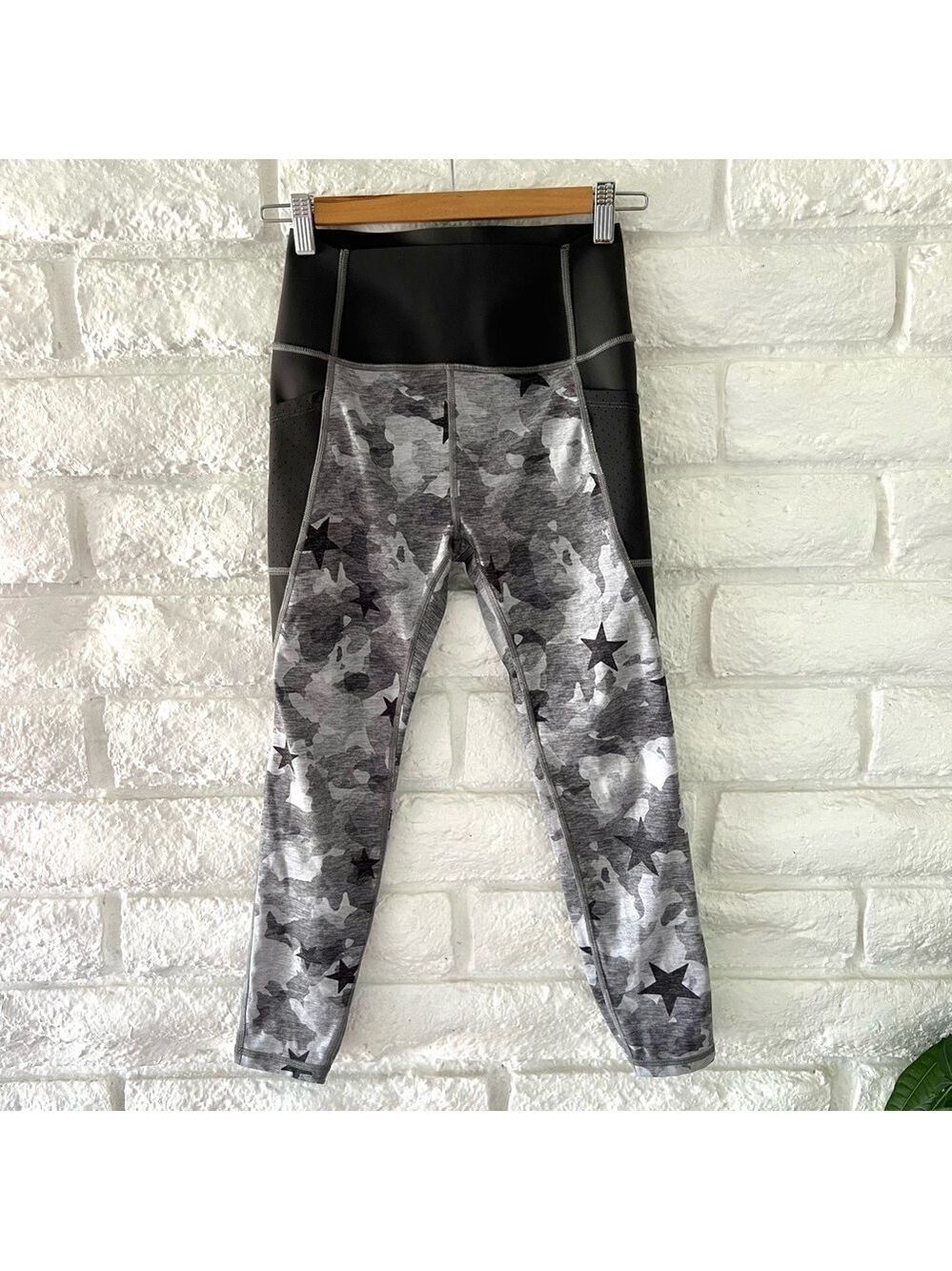 GAP Black and Gray Camo & Star Leggings A-13